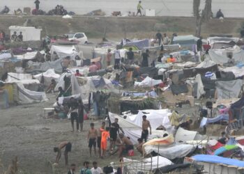 otro-mundo-playa-trampolin-fracaso-gobierno-espana-7