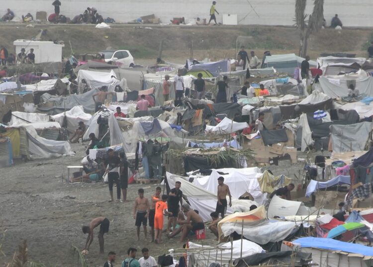 otro-mundo-playa-trampolin-fracaso-gobierno-espana-7