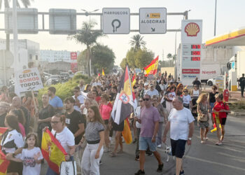 vecinos-bloquean-trafico-mostrar-rechazo-espacios-inmigrantes-puerto-27