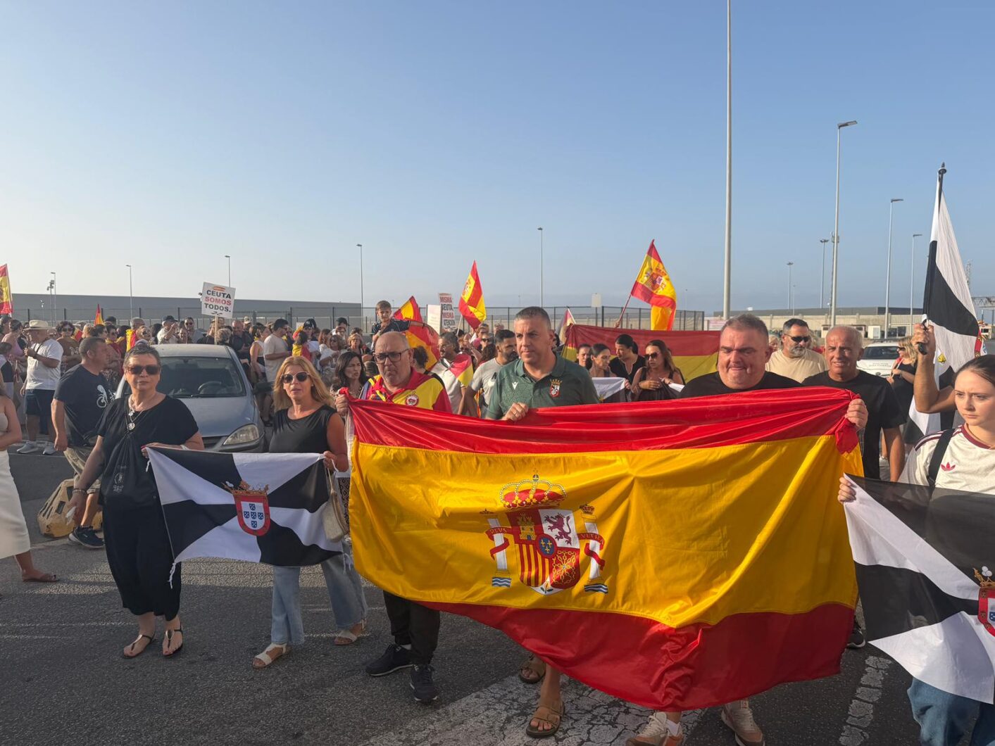 vecinos-bloquean-trafico-mostrar-rechazo-espacios-inmigrantes-puerto-4