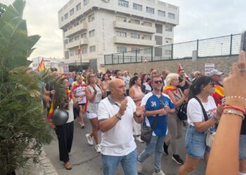 vecinos-vuelven-calle-contra-alojar-inmigrantes-muelle-poniente-3