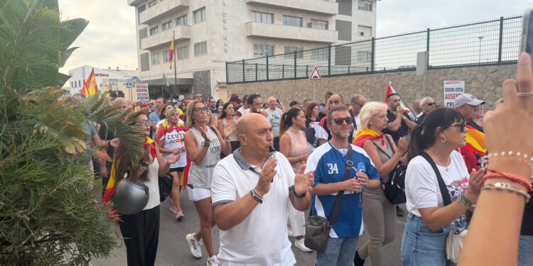 vecinos-vuelven-calle-contra-alojar-inmigrantes-muelle-poniente-3