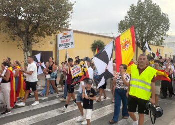 vecinos-vuelven-calle-contra-alojar-inmigrantes-muelle-poniente-7