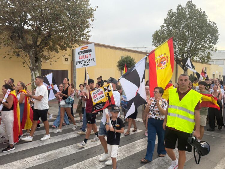 vecinos-vuelven-calle-contra-alojar-inmigrantes-muelle-poniente-7