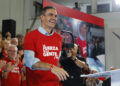 La camiseta de Pedro, Begoña y su club de fans