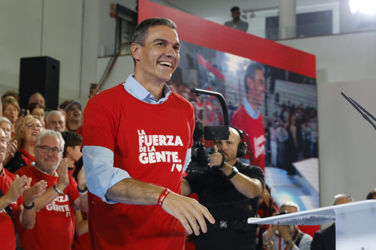 La camiseta de Pedro, Begoña y su club de fans