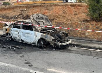 Un coche termina calcinado tras provocar un accidente