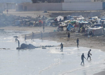 Todo sigue igual en la playa contaminada del Trampolín a pesar de la alerta de Sanidad