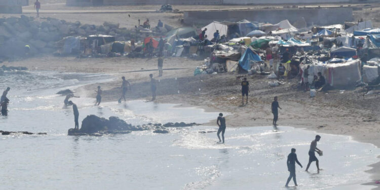 Todo sigue igual en la playa contaminada del Trampolín a pesar de la alerta de Sanidad